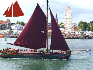 De Albertha vor der Mole in Warnemuende